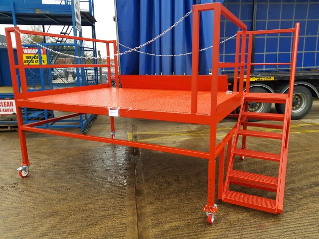 Heavy duty unloading platform with integral steps