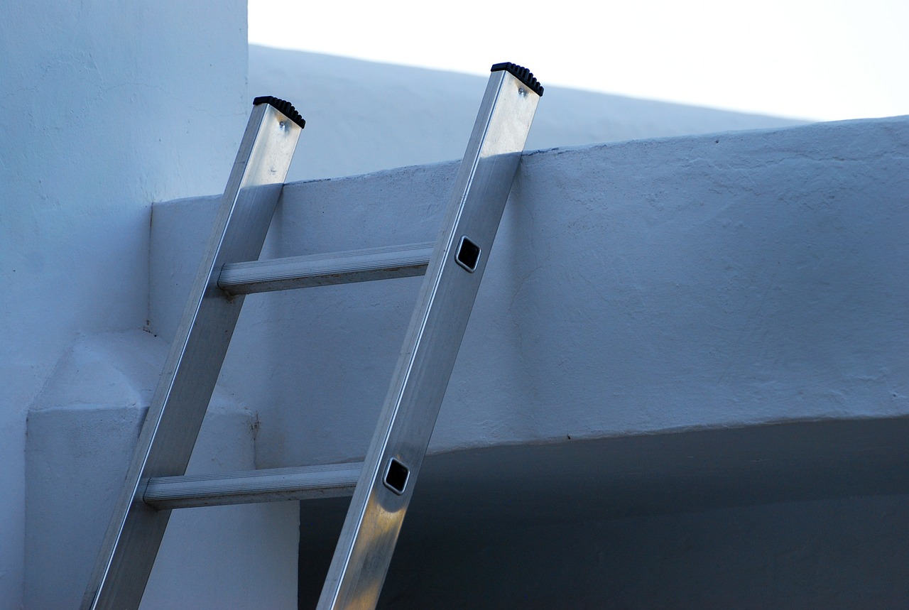 Aluminium Vs Fibreglass: Which Is The Best Material To Use For A Warehouse Ladder?