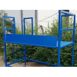 Hinged folding bridging ramp for loading platforms