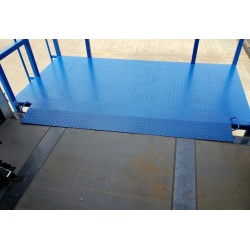 Removable bridging ramp for loading platform