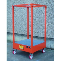 FIBC bulk bag holder with sump on wheels