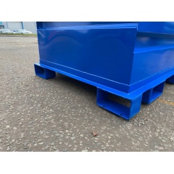 forklift_rotating_bin_vtr_500_showing_fork_sleeves_and_castor_plates