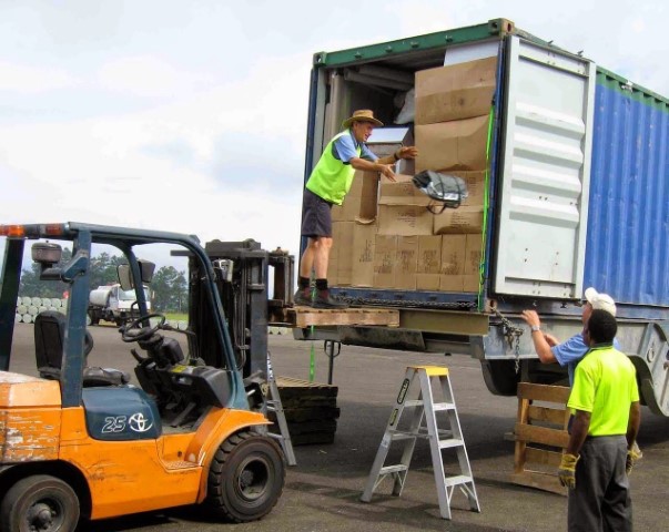 Full shipping container on trailer without unloading platform