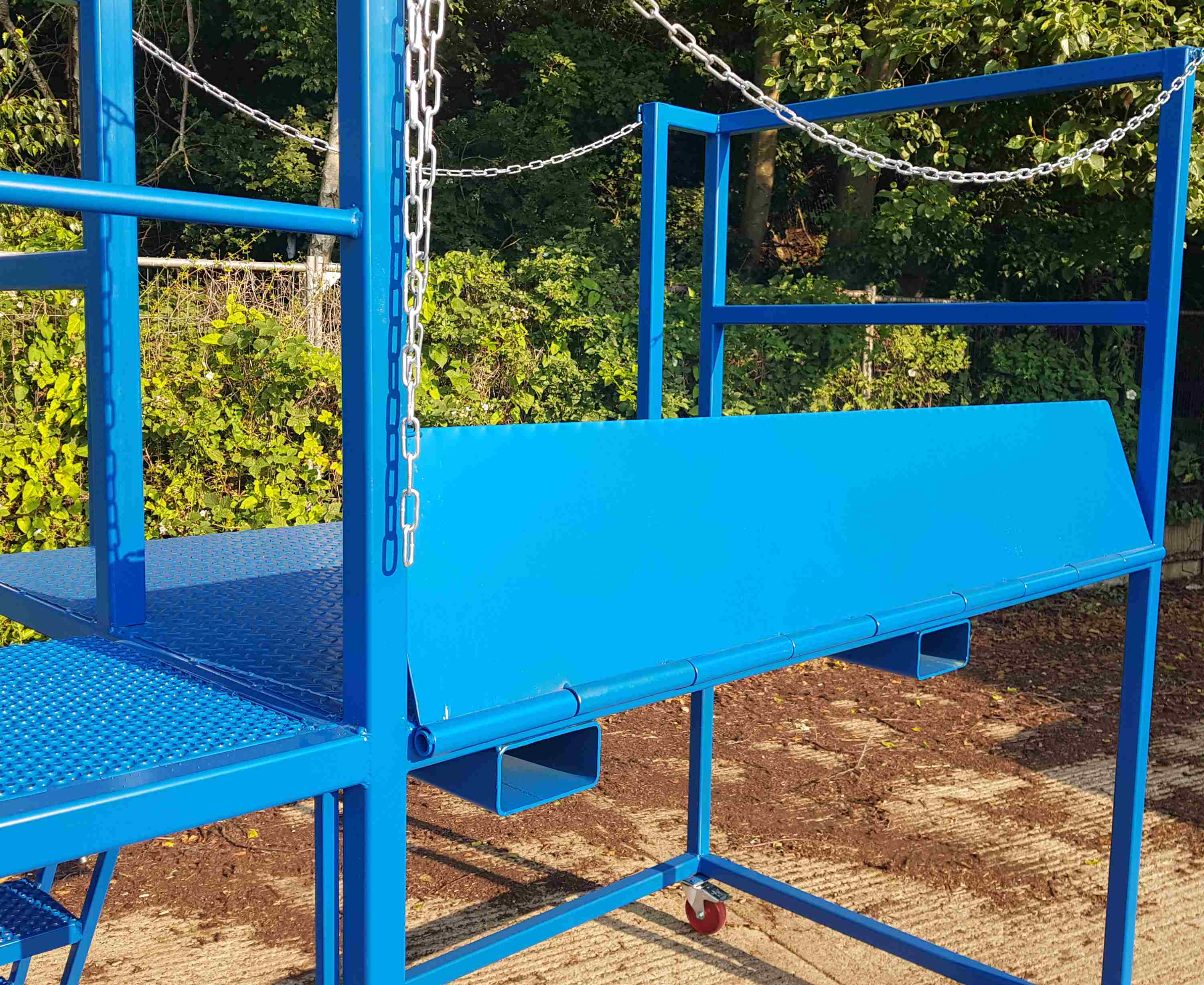 Hinged folding bridging ramp for loading platforms