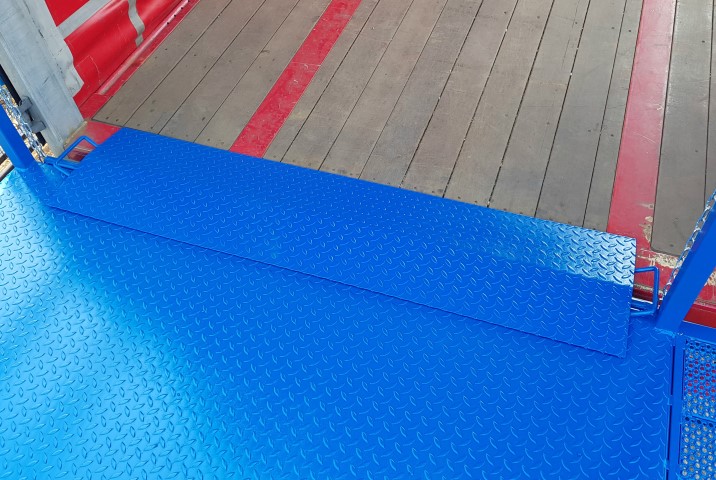 Loose bridging ramp for loading platform