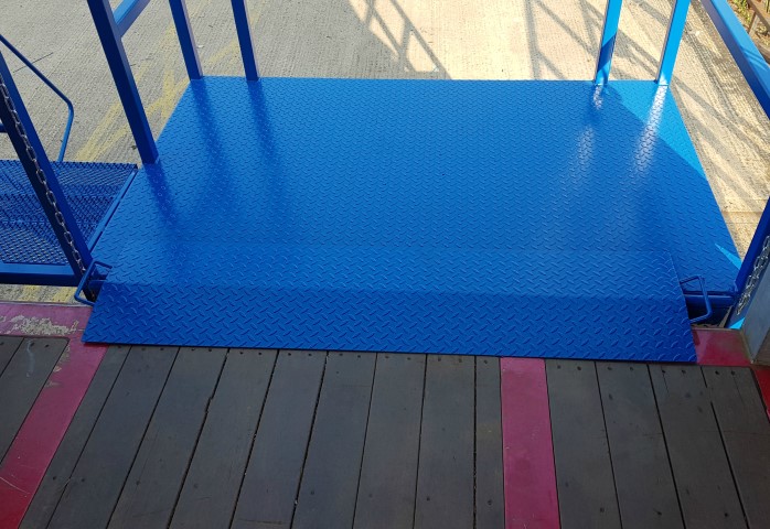 Removable bridging ramp for loading platform