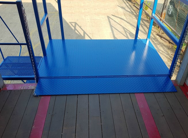 Hinged folding bridging ramp for loading platforms, flap down