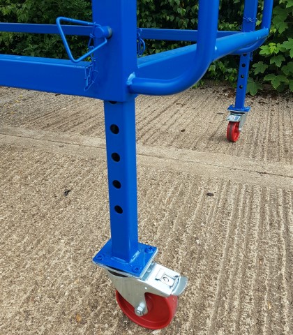 Adjustable height platform leg