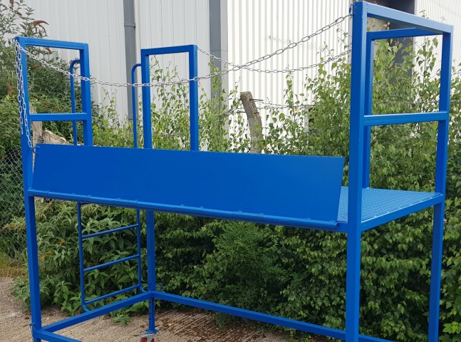 Hinged folding bridging ramp for loading platforms