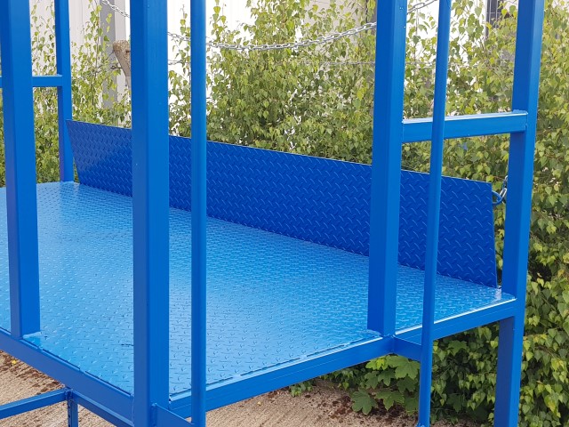 Hinged folding bridging ramp for loading platforms, flap up