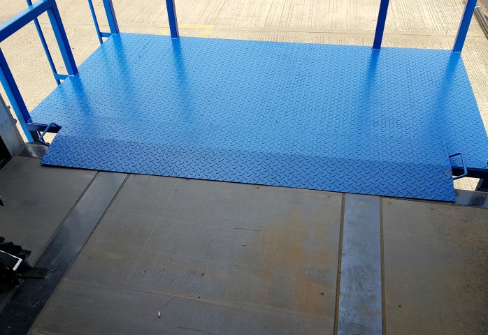 Removable bridging ramp for loading platform