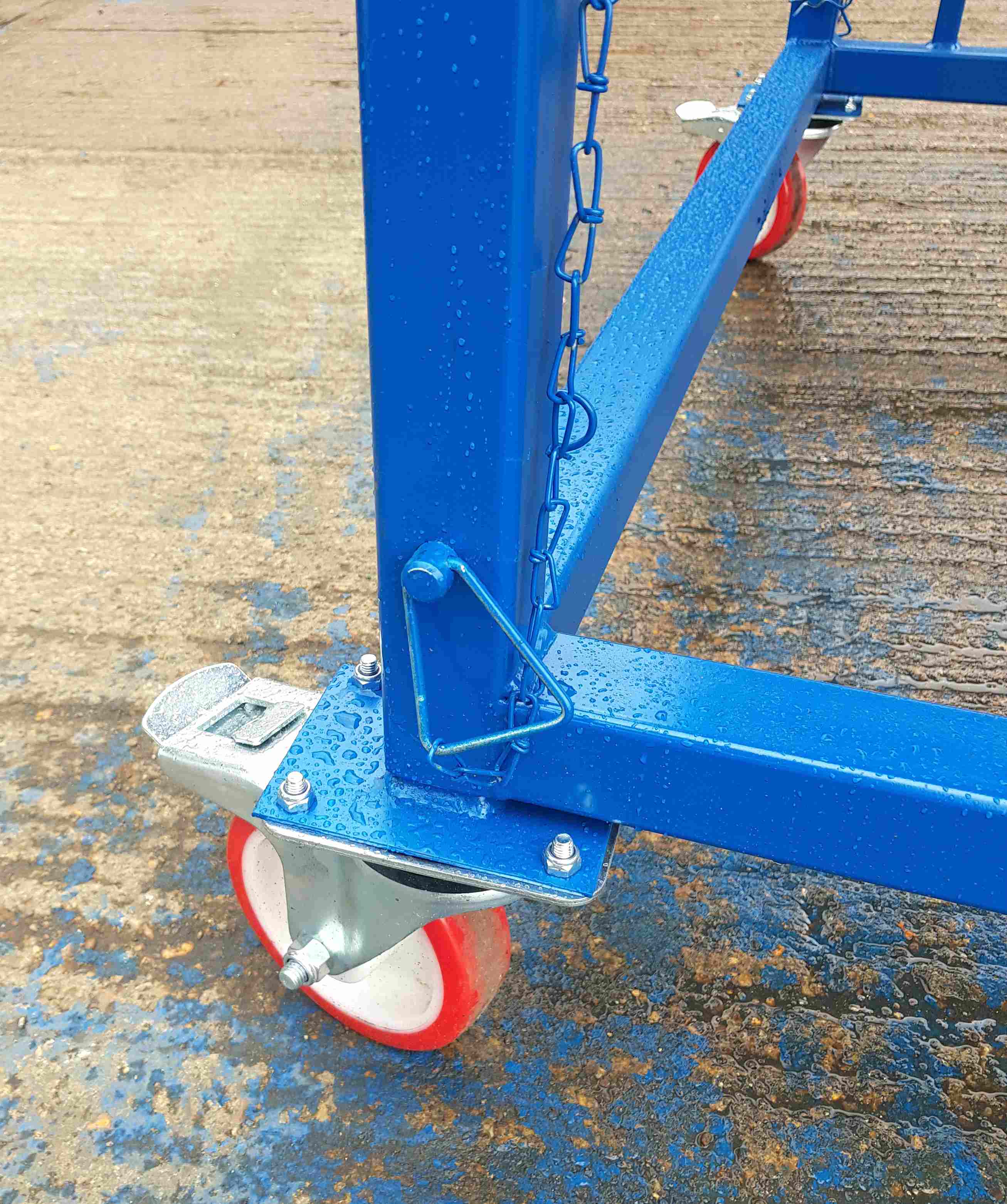 Adjustable height platform leg with pin adjustment