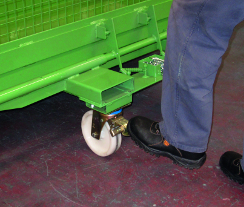 Braked wheels on jumbo tipping skip